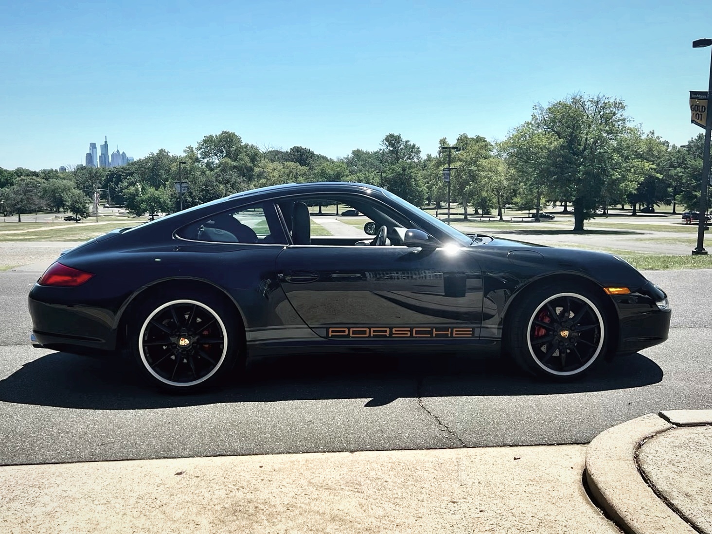 The Carrera 4 with the Philadelphia skyline in the distance
